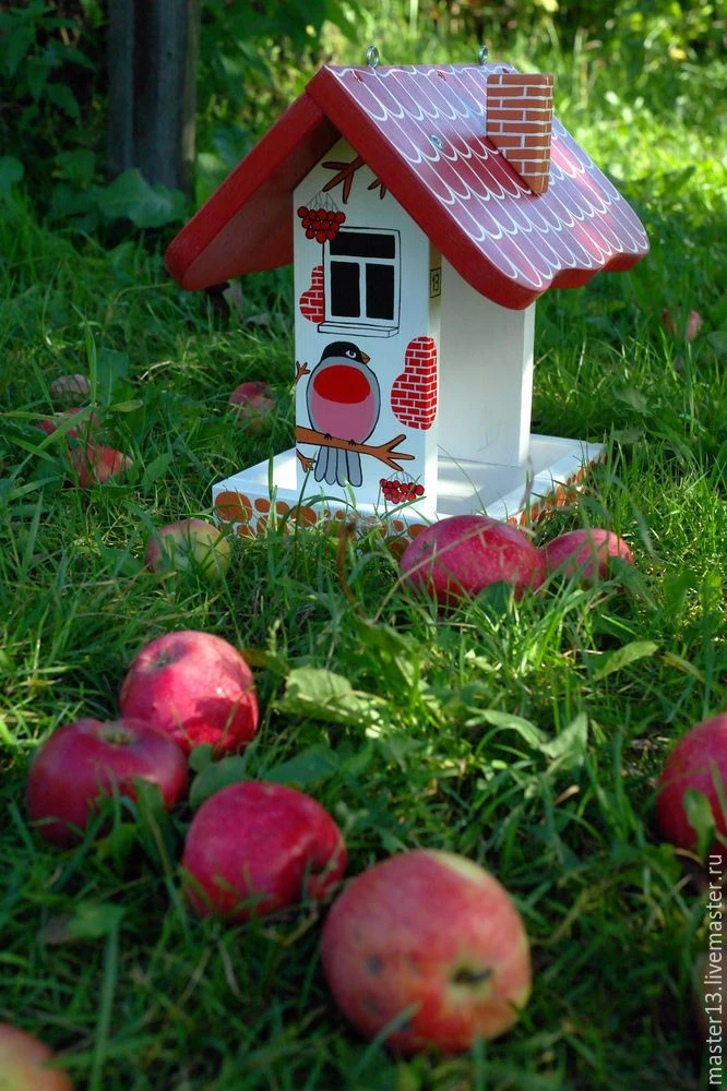 Делаем красивую кормушку для птиц «Снегири»