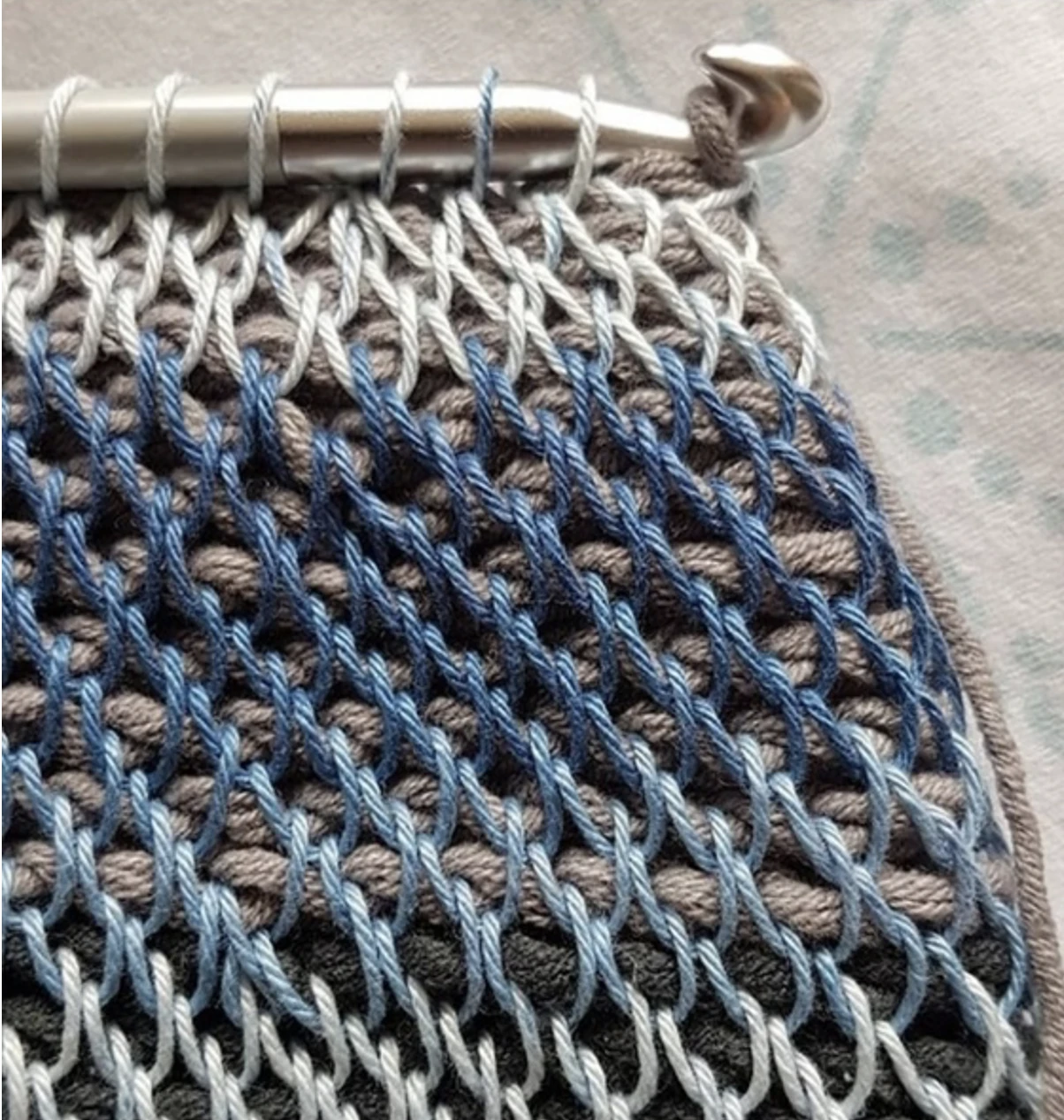 Вязание спицами и вязание крючком: сходства и отличия двух видов рукоделия